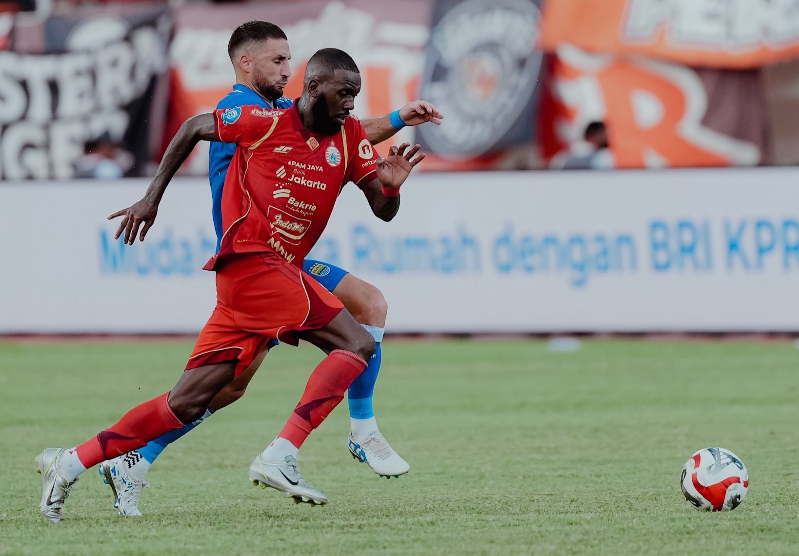 Brace Adam Alis Pastikan Kemenangan Persib atas Persija di Samarinda