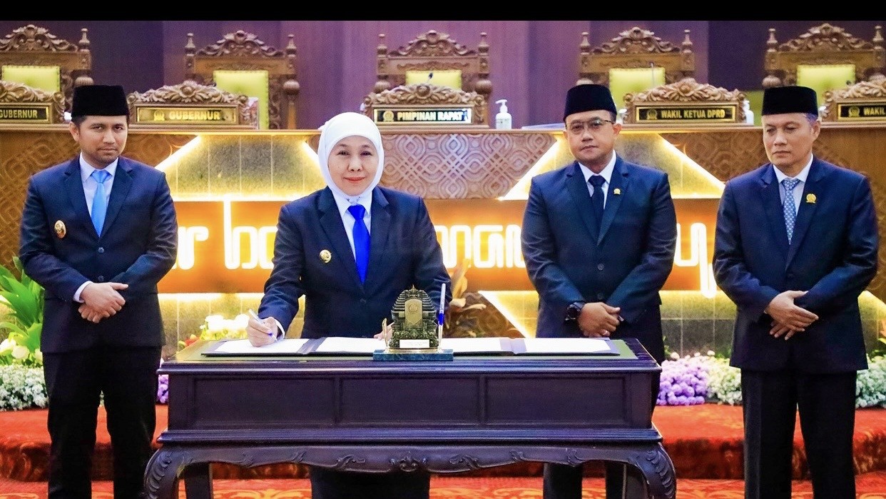 Tokk! 2 Raperda Strategis, Gubernur Khofifah: Perkuat Transformasi BUMD Migas dan Ekraf Jatim