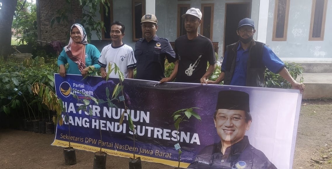 Sekretaris DPW NasDem Jabar Serahkan 1.000 Bibit Pohon untuk Kelompok Tani di Garut
