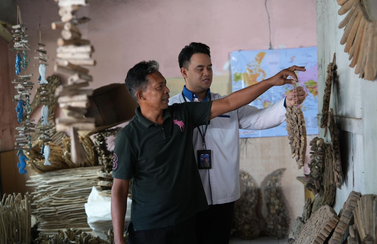 Limbah Kayu Pantai Disulap Jadi Kerajinan Bernilai Ekspor oleh Wayan, Nasabah PNM ULaMM Denpasar