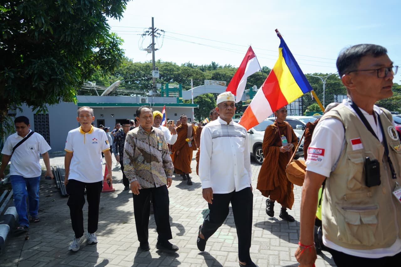 Semangat Persaudaraan, Kemenag Jatim Sambut 57 Bhikkhu dalam Rangkaian Indonesia Walk for Peace 2026