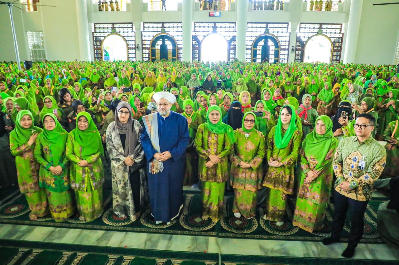 Gubernur Khofifah Bersama Syeikh Afeefuddin dan 15 Ribu Jamaah Peringati Harlah ke-80 Muslimat NU di Masjid Al Akbar Surabaya