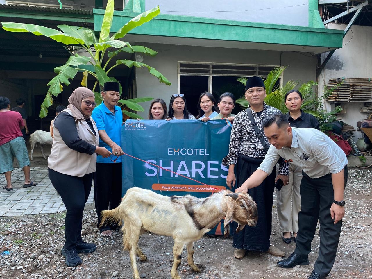 EXCOTEL Design Hotel Surabaya Salurkan Bantuan Kambing pada Momentum Iduladha 1447 H