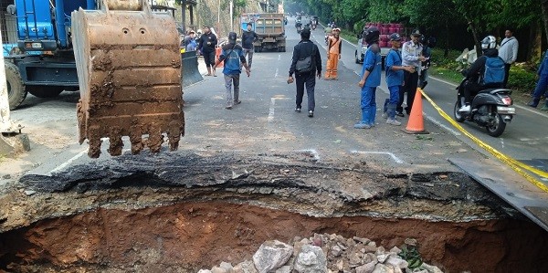 Jalan Raya Lenteng Agung Arah Depok Ambrol, Separuh Ruas Tak Bisa Dilalui