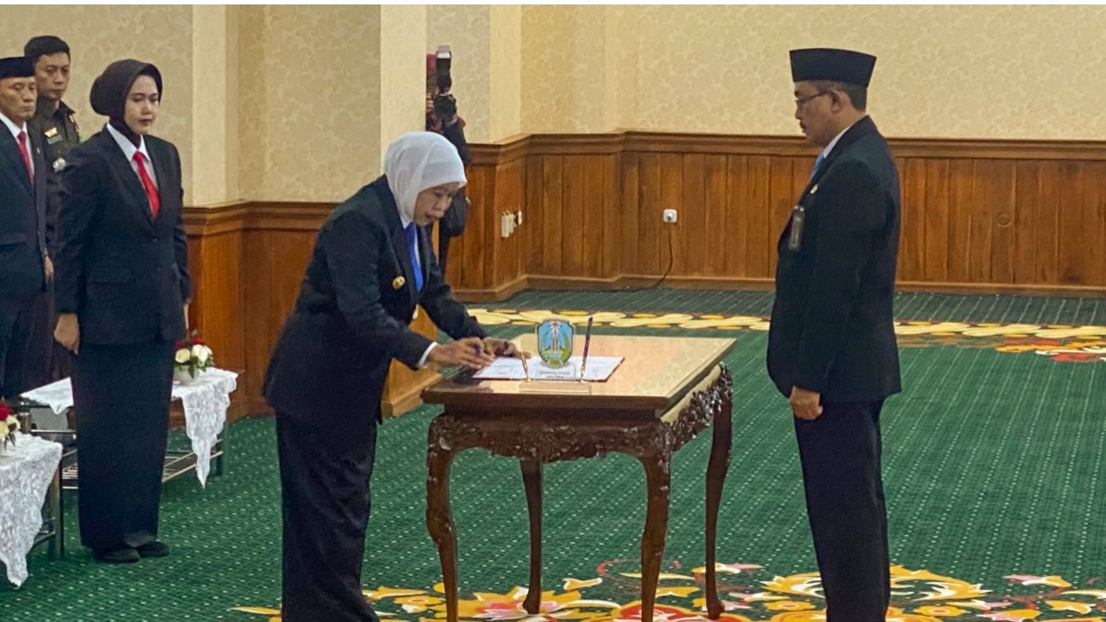Gubernur Khofifah Kukuhkan Shodiqin jadi Kaper BKKBN Jatim, Tekankan Bangun Kualitas Penduduk