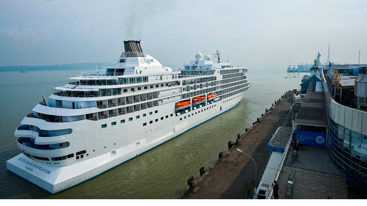 Tanjung Perak Kembali Sambut Kapal Pesiar Internasional MV. Seven Seas Navigator