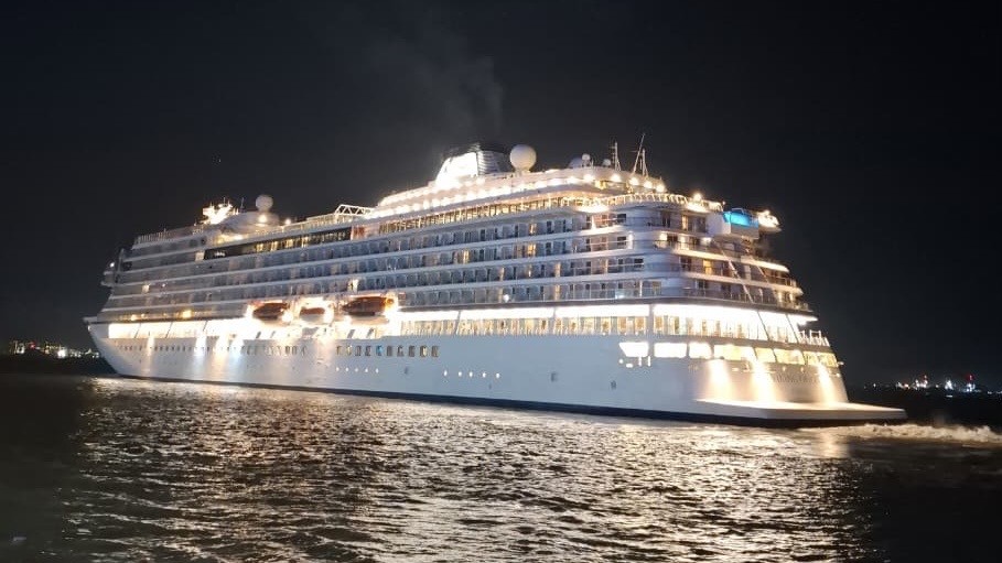 MV. Vista Sandar di Pelabuhan Tanjung Perak, Bawa Lebih dari Seribu Wisatawan Mancanegara