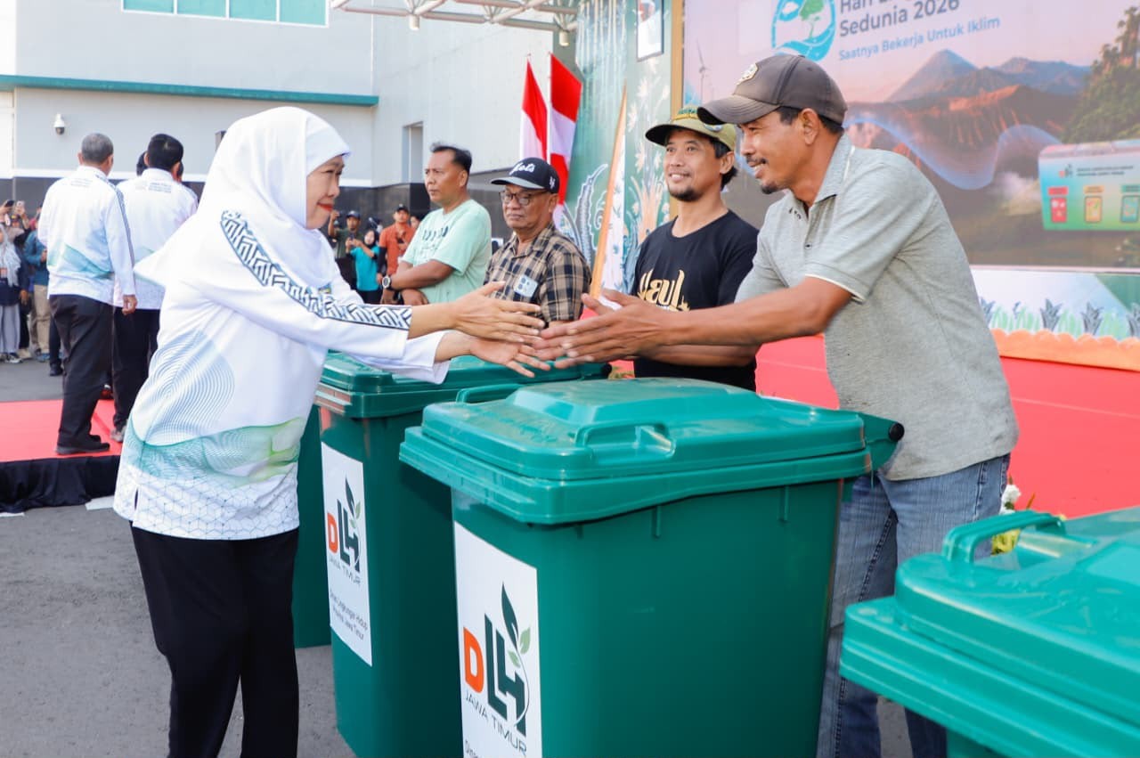 Bersama 1.125 Masyarakat, Gubernur Khofifah Melakukan  Aksi Bersih Sampah dan Tanam Pohon di Puncak Peringatan Hari Lingkungan Hidup Sedunia 2026