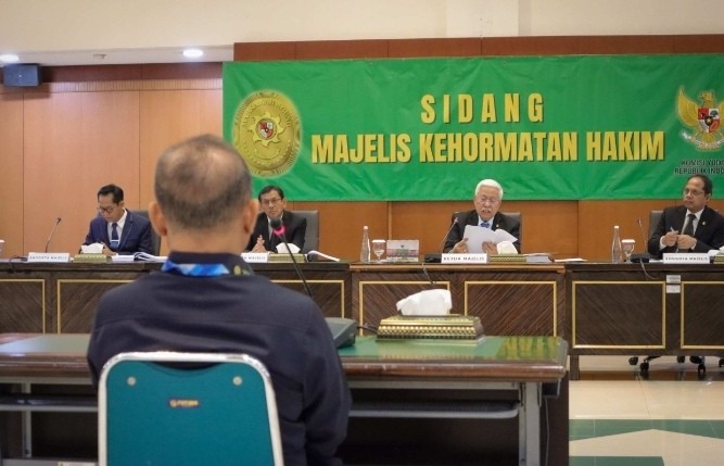 Terima Suap, Hakim IWS Diberhentikan dengan Hak Pensiun