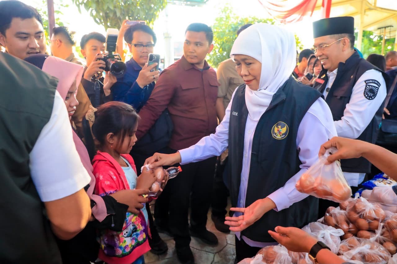 Gubernur Khofifah Gelar Pasar Murah di Kawasan Wisata Kuliner Gladak Serang Probolinggo, Tegaskan Kehadiran Pemerintah Kendalikan Inflasi