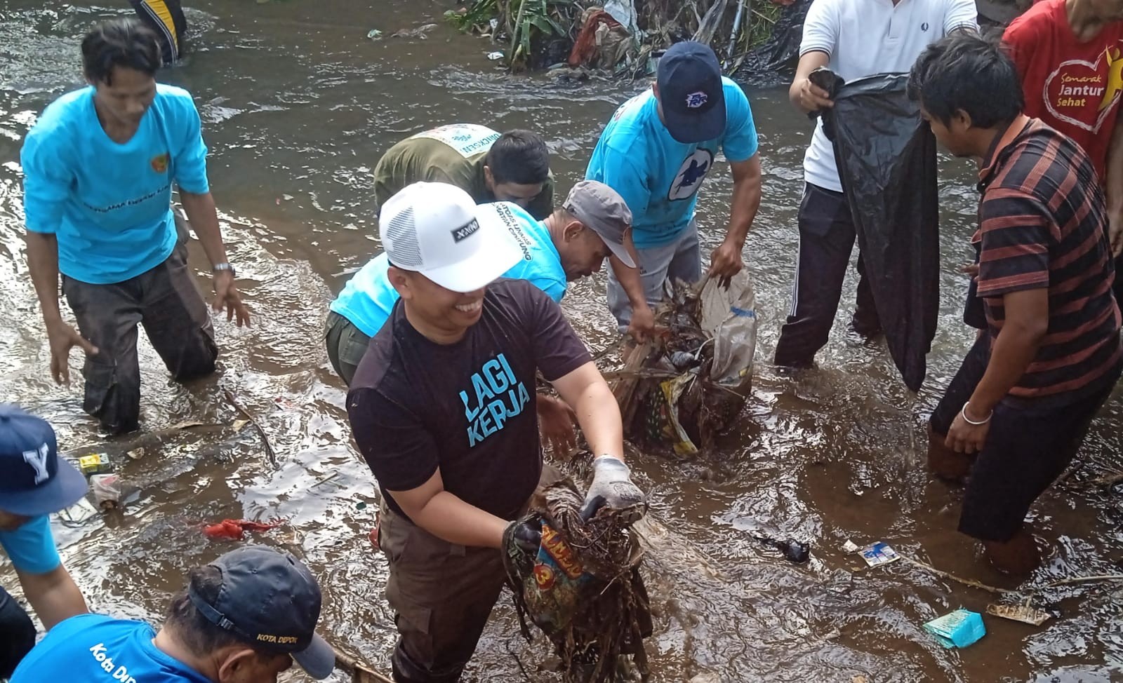 Nyemplung ke Kali Cabang Tengah, Supian Suri Ajak Warga Wujudkan Depok Bersih