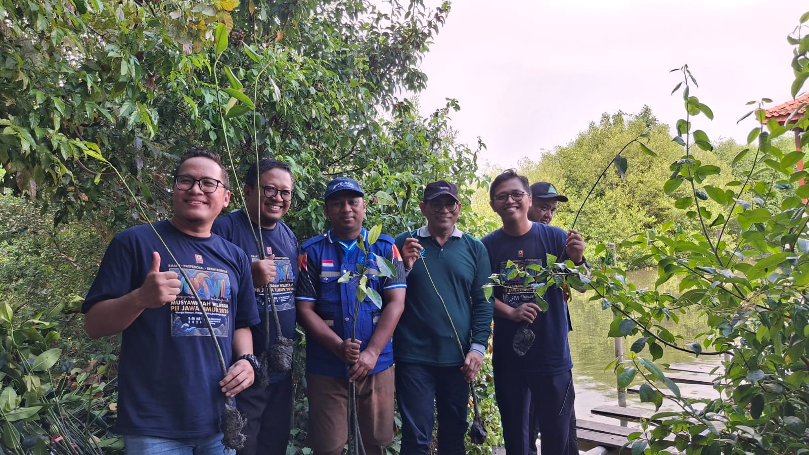 TPS Perluas Program Donasi Oksigen, Tanam 2.000 Bibit Mangrove di Pesisir Gresik
