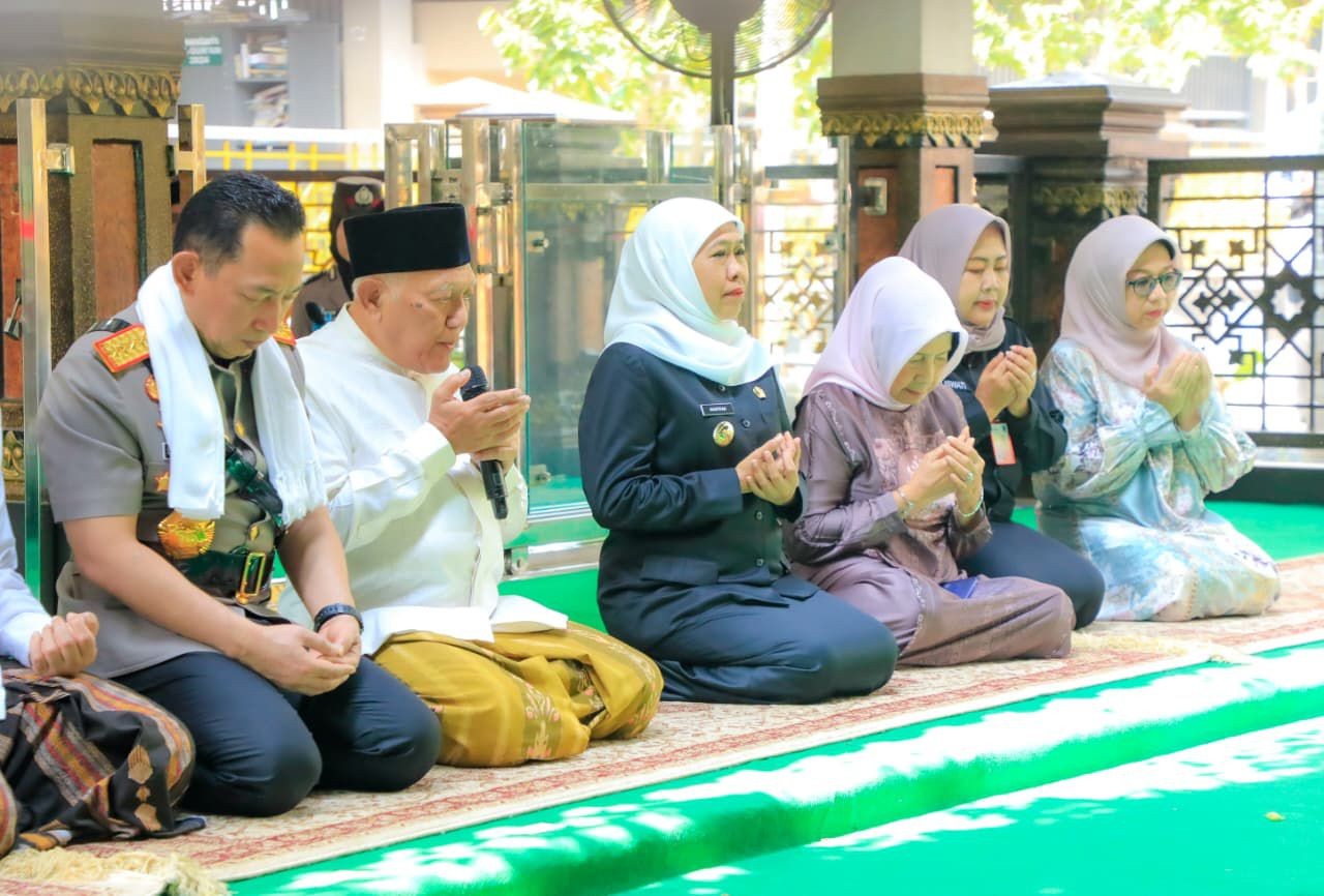 Gubernur Khofifah dan Kapolri Ziarah ke Makam Bung Karno dan Gus Dur Jelang Hari Bhayangkara ke-80