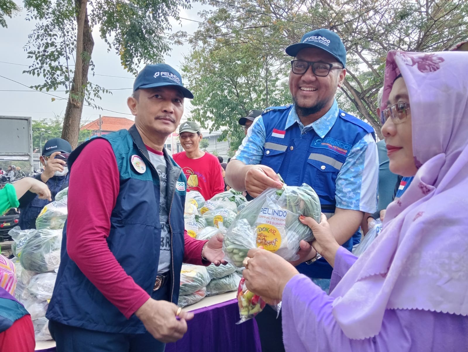 TPS Salurkan Paket Pangan Murah bagi Warga Pakal Lewat Program DOKAR