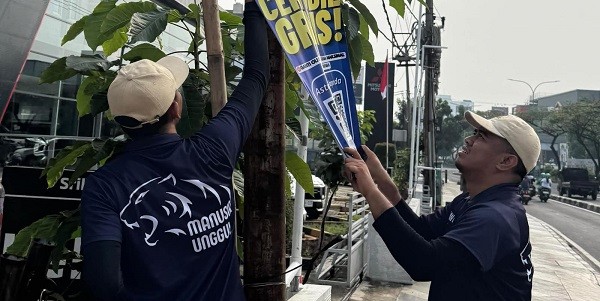 Operasi Penataan Kota, Tim Maung Asri Turunkan Spanduk Kedaluwarsa