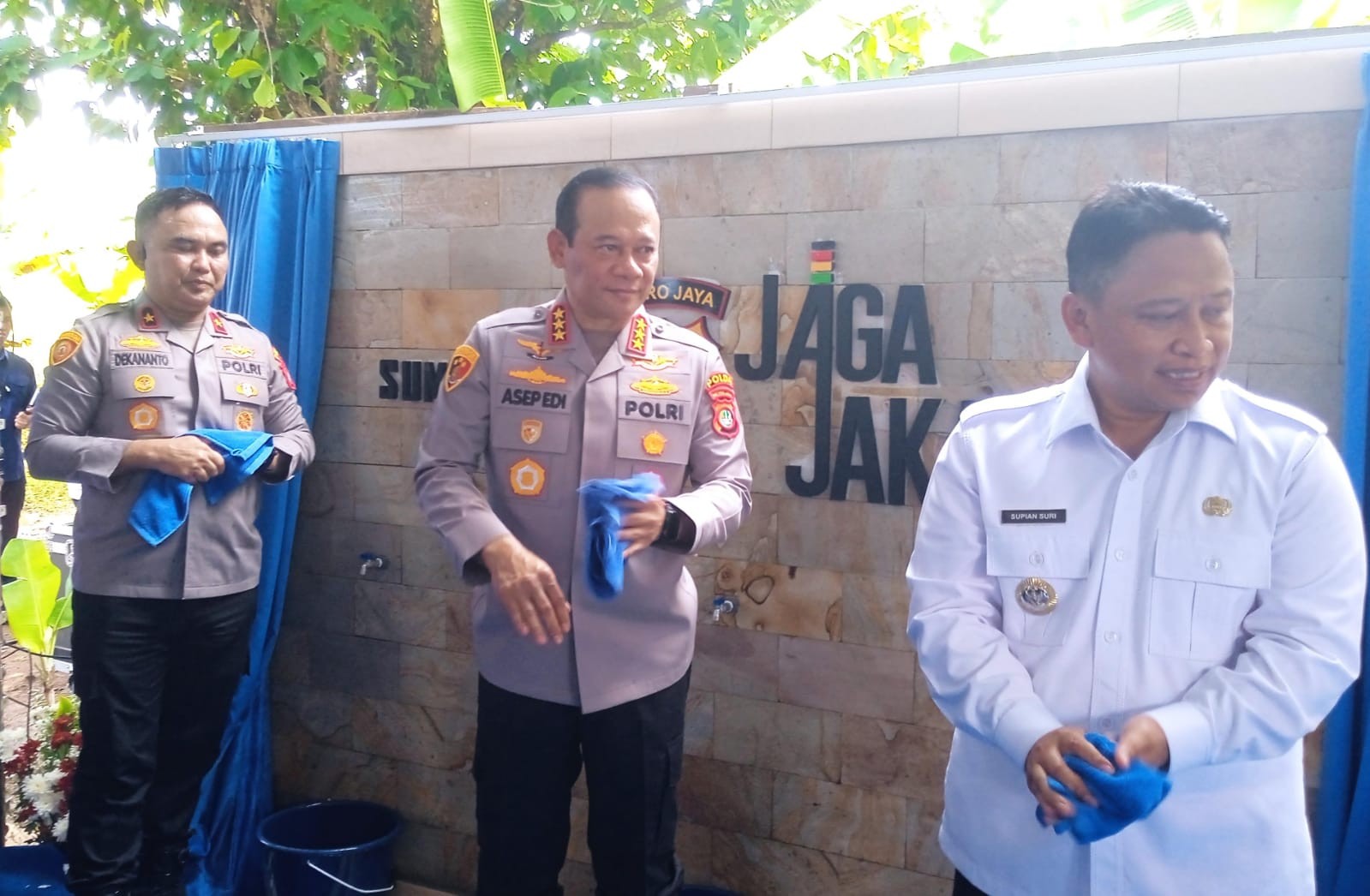 Hari Bhayangkara ke-80, Kapolda Metro Jaya Resmikan Fasilitas Air Bersih di Duren Mekar