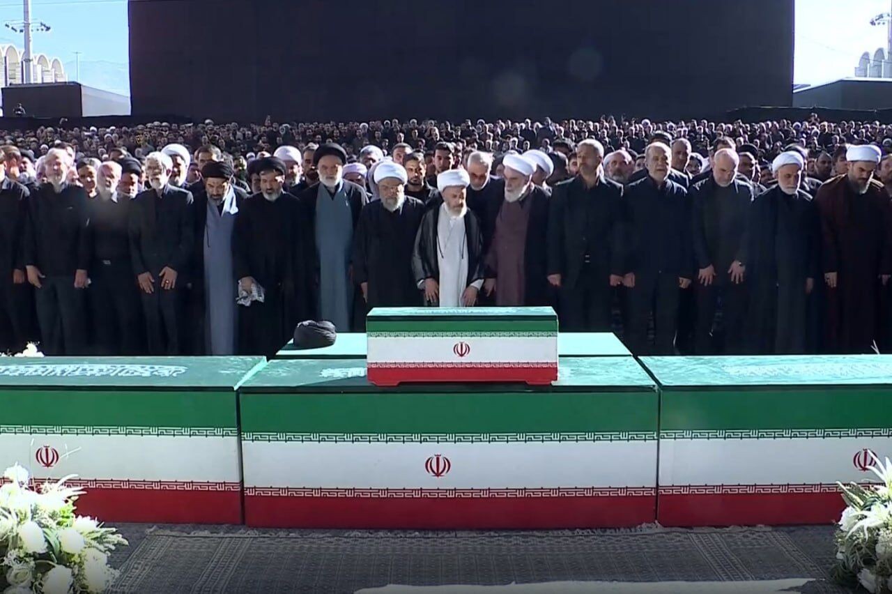 Para Pelayat Memanjatkan Doa di Atas Jenazah Ali Khamenei