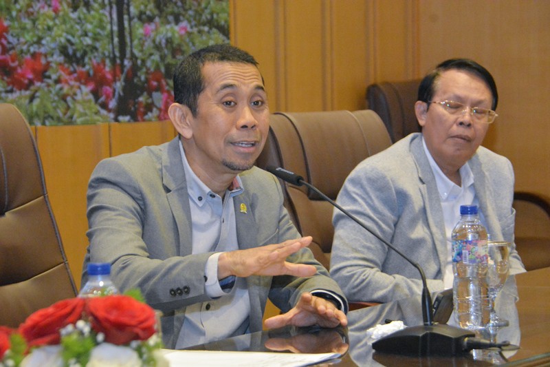  Dialektika Demokrasi Tema: "Peran DPR dalam Mendukung Pertumbuhan Ekonomi Nasional"