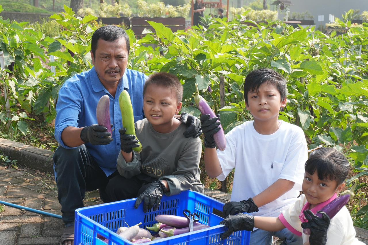 Liburan Sambil Belajar, Anak-anak Diajak Berkebun di BeSS Resort & Waterpark Malang