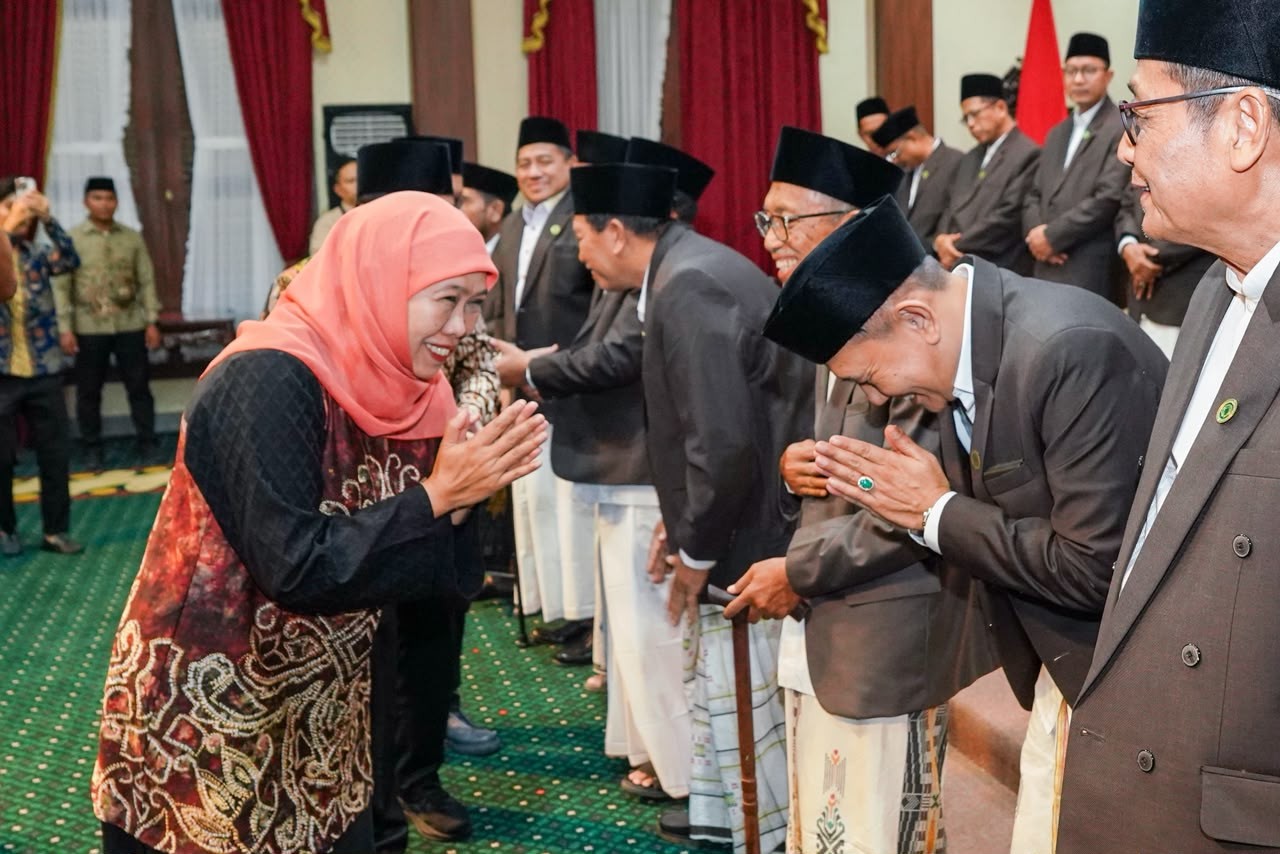 Kukuhkan Pengurus MUI Jawa Timur 2025-2030, Gubernur Khofifah Ajak Perkuat Sinergi Cegah Kerentanan Sosial dan Bangun Dakwah Digital Moderat
