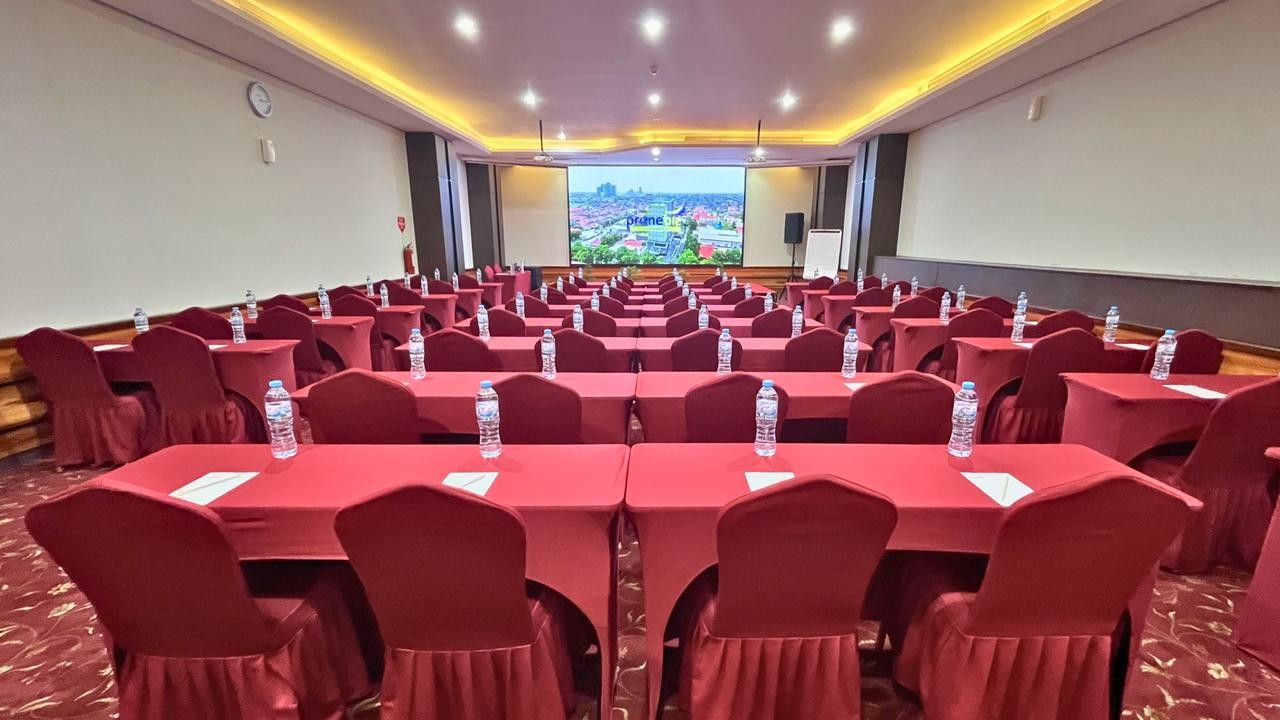PrimeBiz Hotel Surabaya Hadirkan Prime Conference dengan Fasilitas Videotron Profesional