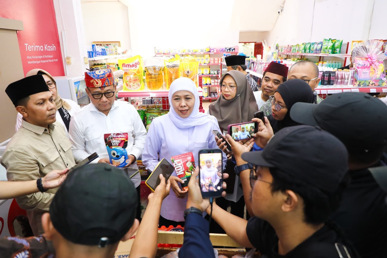 Gubernur Khofifah Tinjau Koperasi Kelurahan Merah Putih Tukangkayu Banyuwangi, Pantau Pasokan LPG dan Bahan Pokok