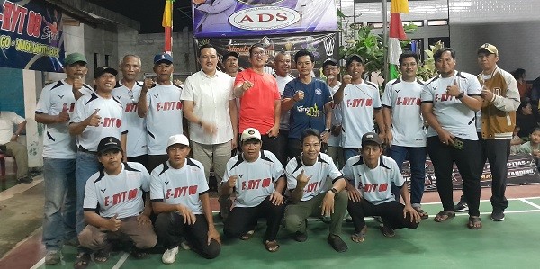 Adu Smes Bareng Warga Pengasinan, Deny Kartika: Saya Hobi Badminton, Bukan Cari Suara