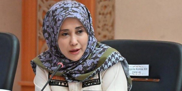 Meity Rahmatia Salurkan Bantuan PIP di Kabupaten Gowa