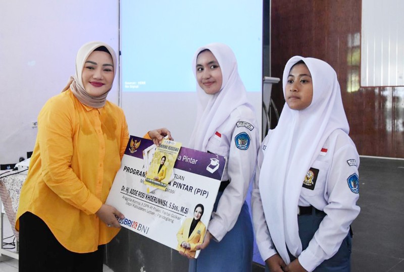 Adde Rosi Khoerunnisa Salurkan Bantuan Program Indonesia Pintar  (PIP) untuk 536 Siswa SMKN 1 Pandeglang