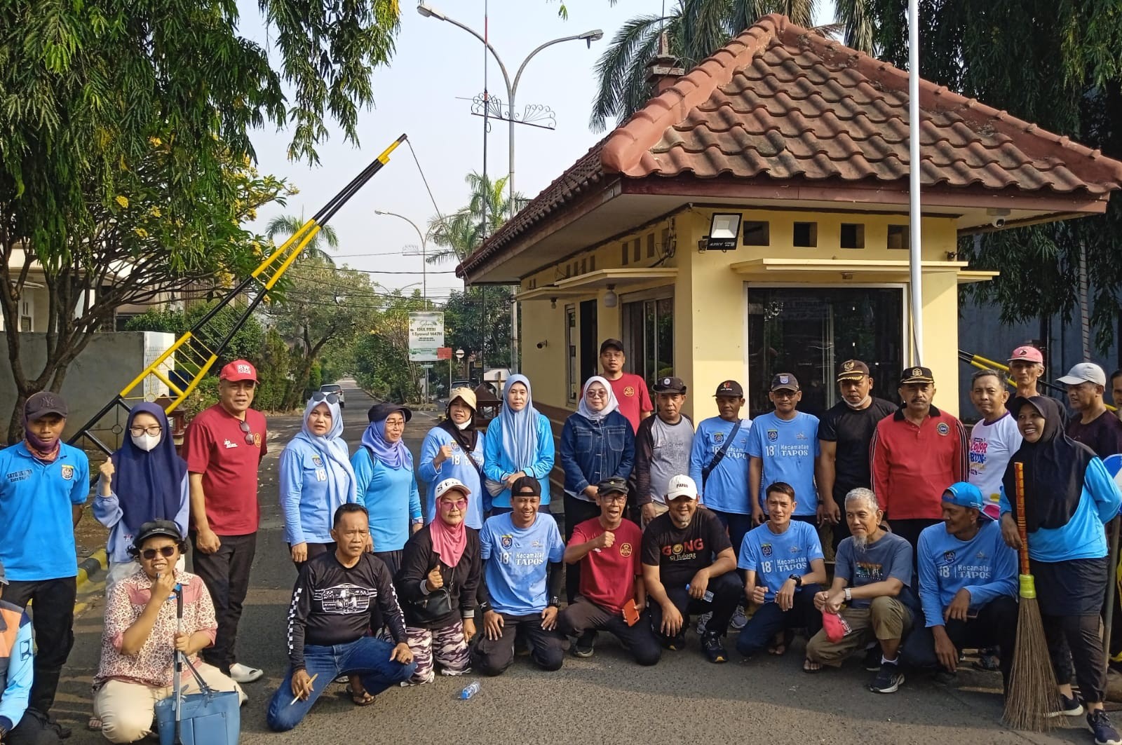 Operasi Bersih Sasar Jalan Ciherang, Tiga RW di Sukatani Kompak Jaga Lingkungan