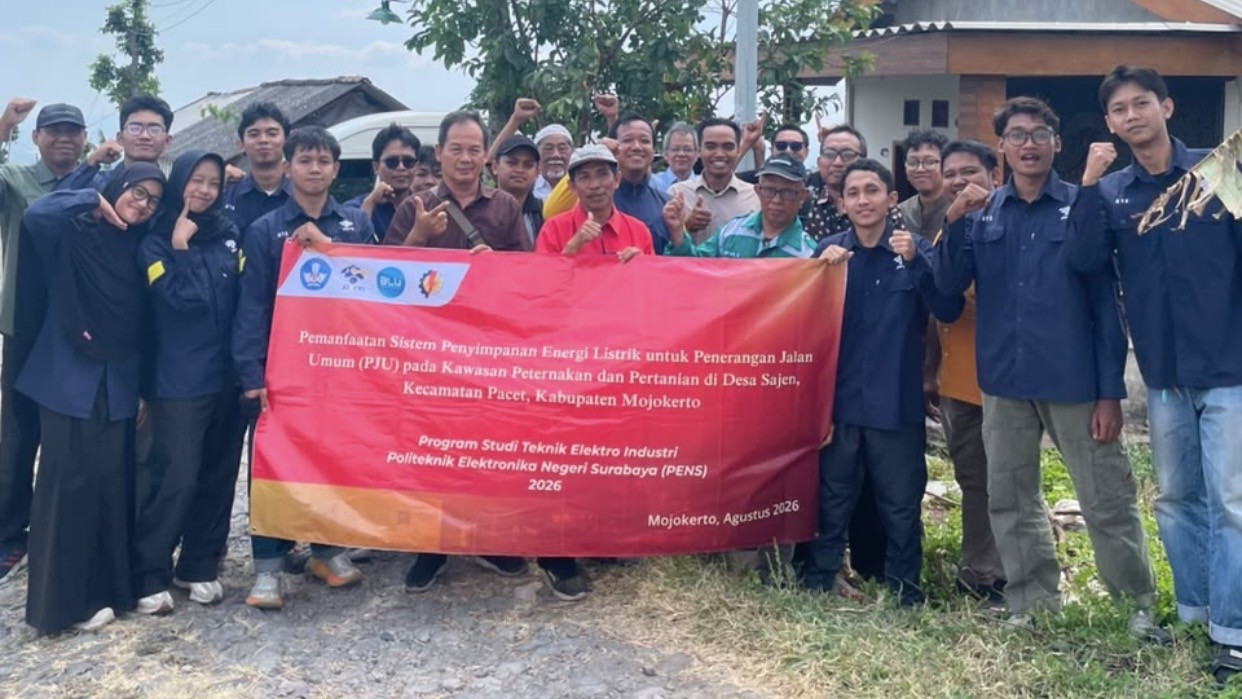 Prodi D3 Teknik Elektro Industri PENS Gelar Pemanfaatan Sistem Energi untuk PJU di Sajen, Pacet