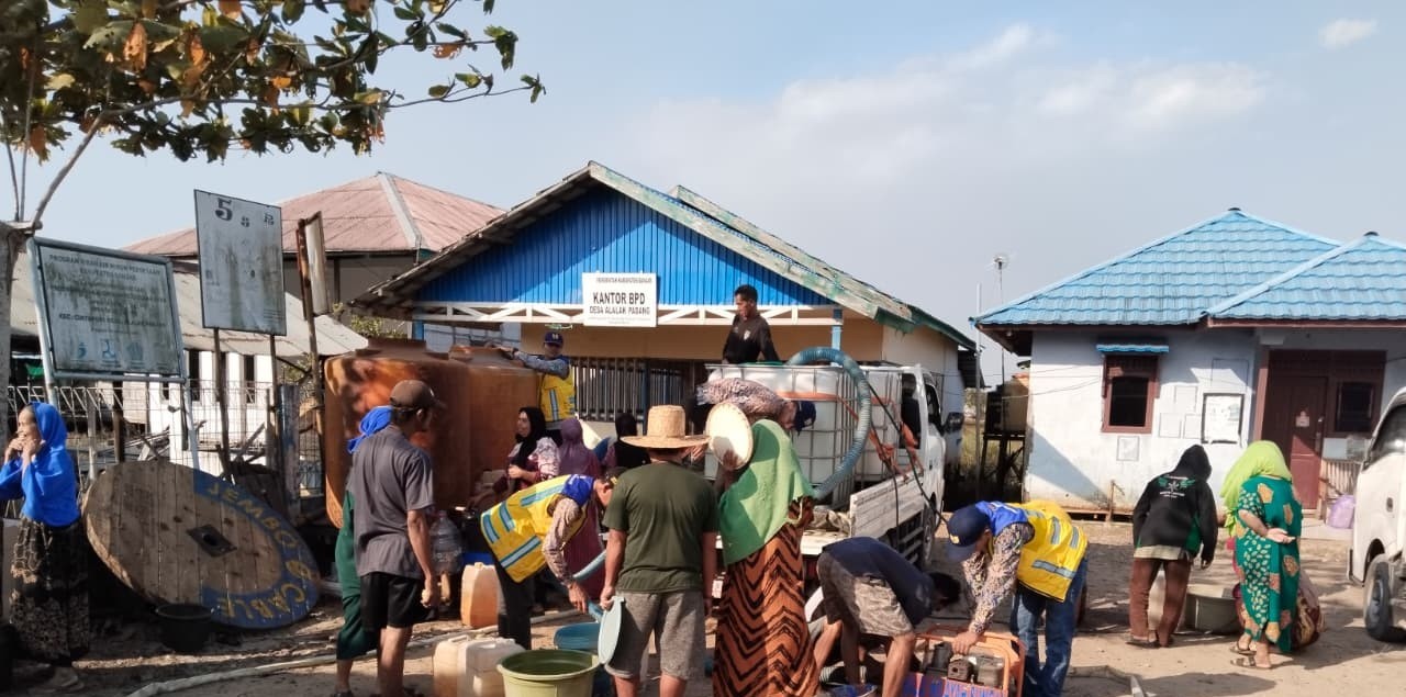 Penuhi Kebutuhan MCK, PU Salurkan 12.000 Liter Air Bersih untuk Warga Banjar