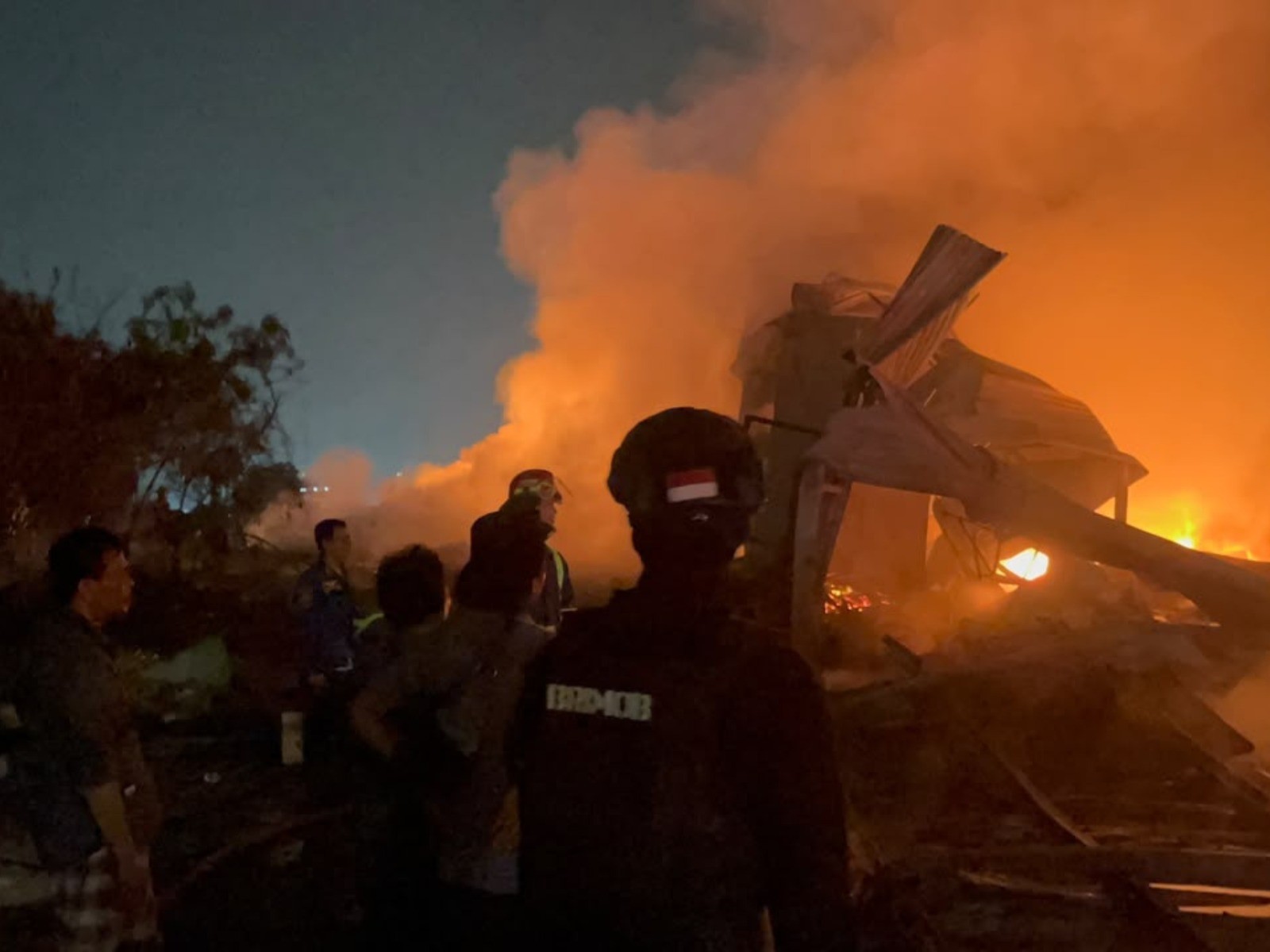 Brimob Polda Metro Bantu Amankan Lokasi Kebakaran Lapak Limbah di Bekasi