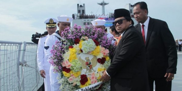 Hari Pahlawan, Ketua DPD Tabur Bunga Di Laut