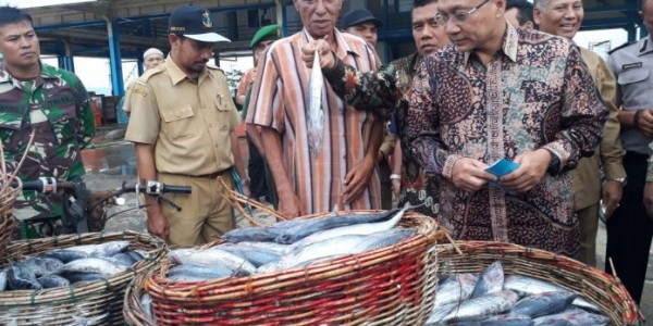 Datang Ke TPI, Ketua MPR RI Terima Keluhan Pedagang Ikan Aceh