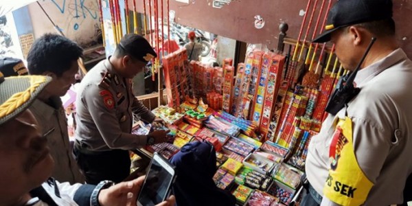 Libatkan Ormas, Polsek Cibarusah Razia Petasan