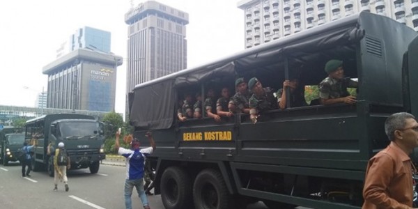 Kedatangan TNI Disambut Sukaria Massa Aksi 22 Mei