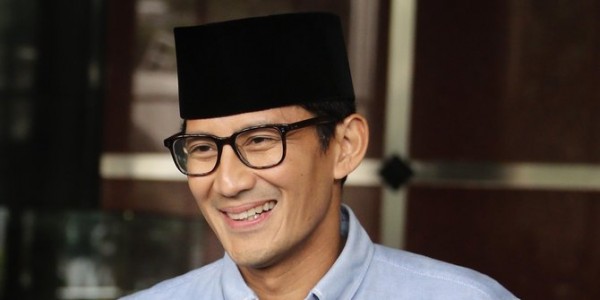 Sandiaga Uno Terjun ke Laut dan Minum Air dari Sumur Tua