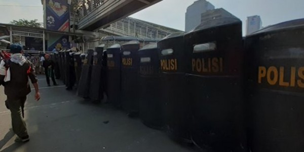 Bentrok Di Tanah Abang, Massa Dan Polisi Saling Lempar Batu Hingga Meja