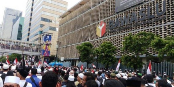 Watercanon Hingga Barakuda Disiagakan, Massa Mulai Padati Markas Bawaslu