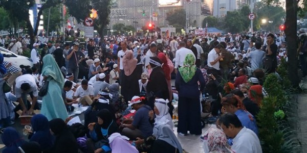 Massa Aksi Tolak Pemilu Curang Gelar Buka Puasa Bersama Depan Markas Bawaslu