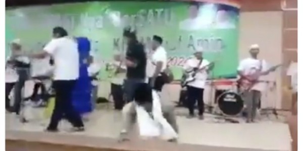 Seorang Kiai Terjatuh Saat Asyik Bergoyang Di Deklarasi 01