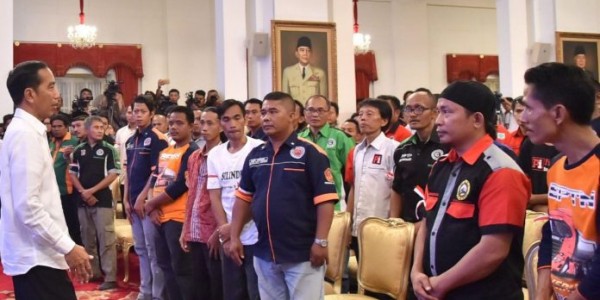 Sampaikan Keluhan, 80 Sopir Truk Geruduk Istana