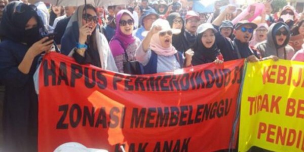 Ratusan Wali Murid Di Surabaya Gelar Aksi Tolak Sistem Zonasi