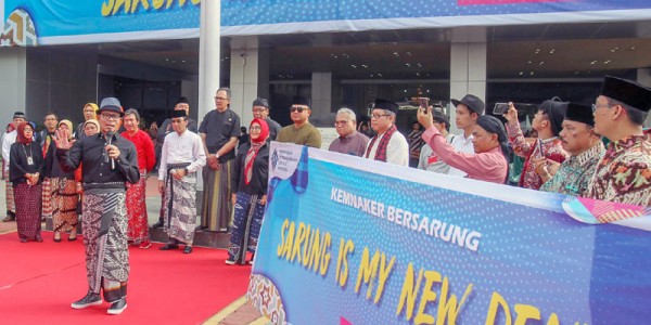 Menaker Hanif Dhakiri Promosikan Sarung Nusantara