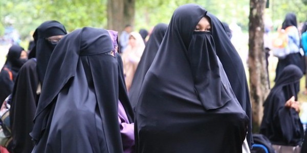 Gelar Aksi “Peluk Saya”, Wanita Bercadar Bukan Teroris