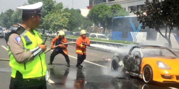 Arah Slipi Mobil Miliaran Rupiah Terbakar