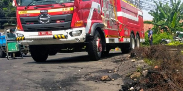 TNI dan Pasukan Orange Bersihkan Bekas Bakaran Ban