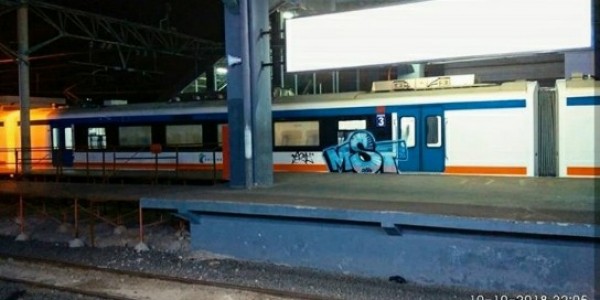 Giliran Kereta Bandara Jadi Korban Aksi Vandalisme