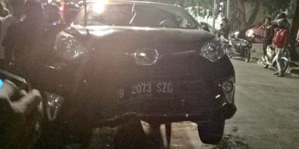 Minibus tabrak Separator Busway Di Permata Hijau